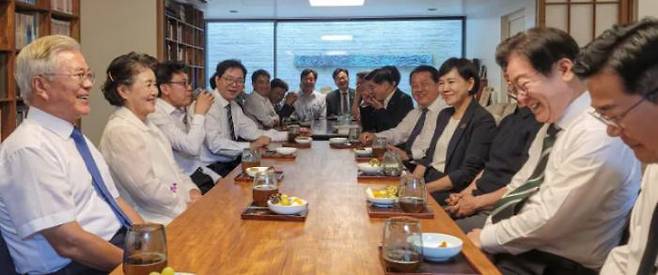 Leaders of the Democratic Party of Korea, including Lee Jae-myung, talk with former President Moon Jae-in at his residence in Pyeongsan Village, Yangsan, South Gyeongsang Province, on September 8. Courtesy of the Democratic Party of Korea