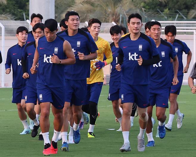 현지 적응 완료 한국 남자 축구 국가대표 선수들이 8일 오후(현지시간) 알 시브 스타디움에서 달리기로 몸을 풀고 있다. 시브 | 연합뉴스