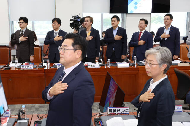 국민의힘 한동훈 대표와 더불어민주당 박찬대 원내대표를 비롯한 양당 의원들이 9일 오전 서울 여의도 국회에서 열린 '지역당 부활과 정당정치 활성화를 위한 국회토론회'에서 국기에 경례하고 있다. 연합뉴스