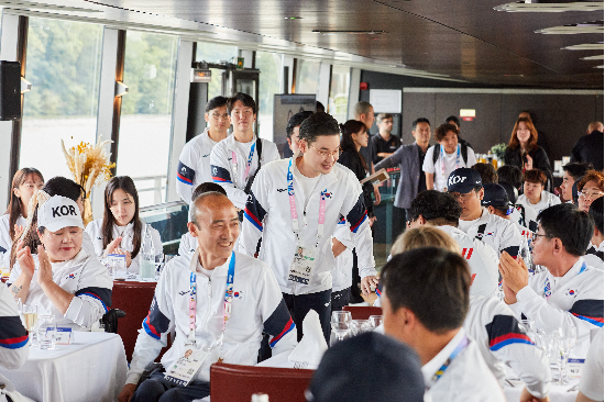 대한민국 선수단의 환호를 받으며 행사장으로 입장하는 배동현 선수단장