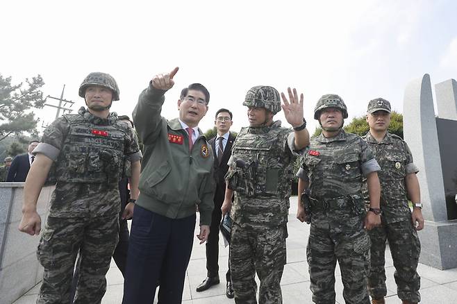 김용현 국방부장관이 9일 경기도 김포에 위치한 해병대 제2사단의 최전방 관측소(OP)에서 작전대비태세를 보고받고 있다. 국방부