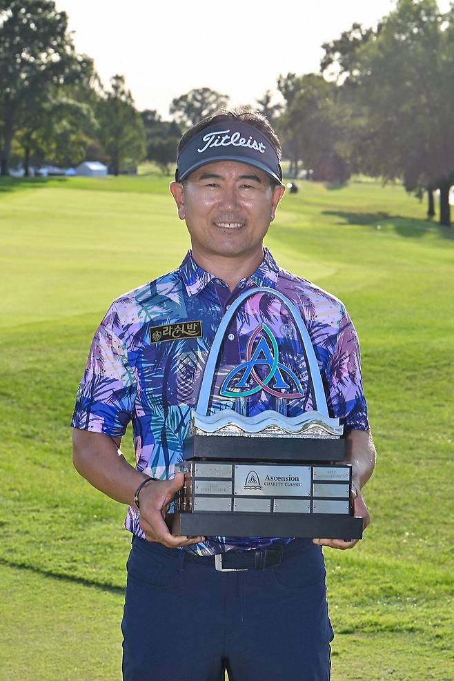 PGA 투어 챔피언스 어센션 채리티 클래식 우승컵을 안고 웃고 있는 양용은. AFP연합뉴스