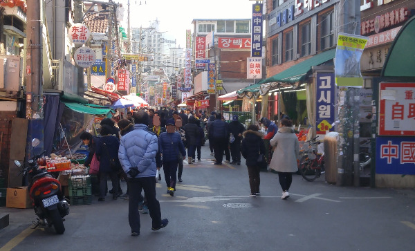 서울 영등포구 대림동에 있는 한 음식점에서 술에 취한 40대 중국인 남성이 흉기를 들고 돈을 요구해 체포됐다. 사진은 대림동에 위치한 차이나타운의 모습. /사진=머니투데이