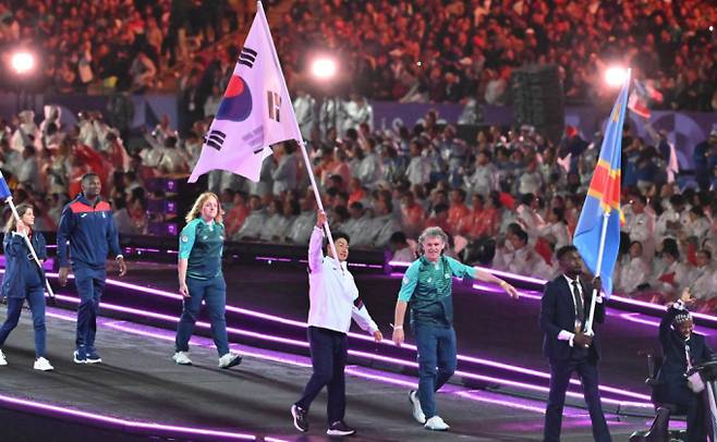 2024 파리 패럴림픽에서 한국이 종합 순위 22위에 올랐다. 사진은 폐회식에서 최용범 기수가 입장하는 모습. /사진=뉴시스