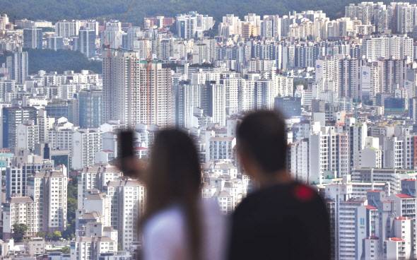 서울 남산에서 바라본 아파트 단지 모습 [연합]