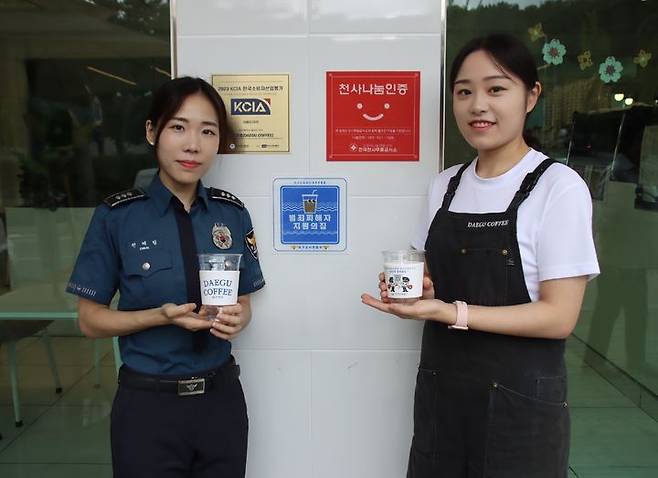 [대구=뉴시스] 대구 성서경찰서는 범죄피해자 지원제도 관련 내용을 담은 '마음ː 잔' 컵홀더를 제작했다. (사진=대구 성서경찰서 제공) 2024.09.09. photo@newsis.com  *재판매 및 DB 금지