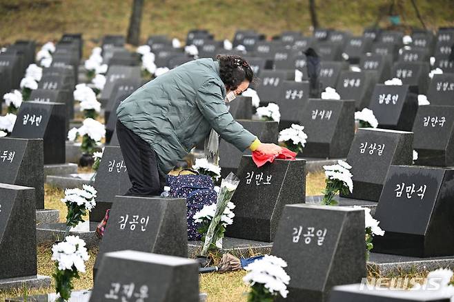 [제주=뉴시스] 우장호 기자 = 제76주년 4·3희생자 추념일인 지난 4월3일 오전 제주시 봉개동 제주4·3평화공원 행방불명인 묘역에서 유족들이 희생자의 넋을 기리고 있다. (사진=제주도사진기자회) 2024.04.03. woo1223@newsis.com