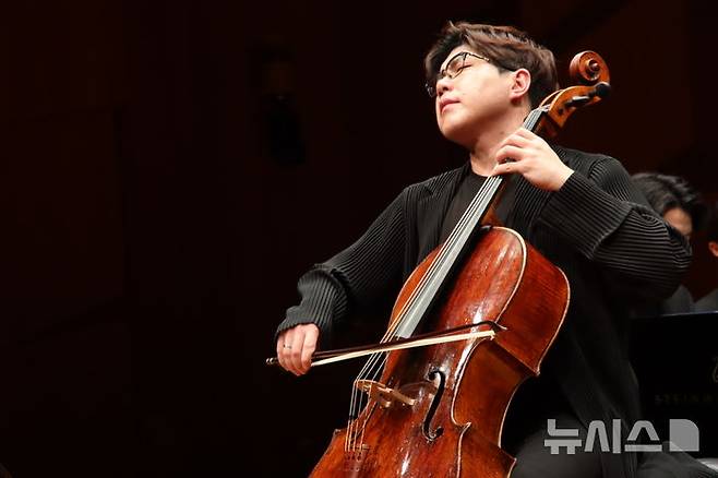 [서울=뉴시스] 첼리스트 심준호. (사진=마스트미디어 제공) photo@newsis.com *재판매 및 DB 금지