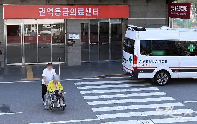 4일 서울 시내 한 대형병원 권역응급의료센터 앞으로 환자와 보호자가 지나가고 있다. 황진환 기자