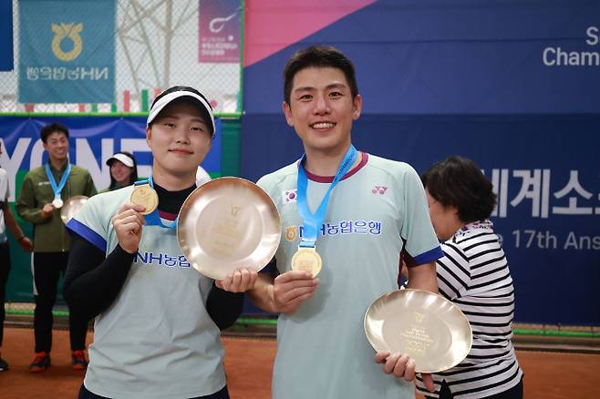 혼합 복식 우승자 문혜경(왼쪽)-김범준. 대한소프트테니스협회