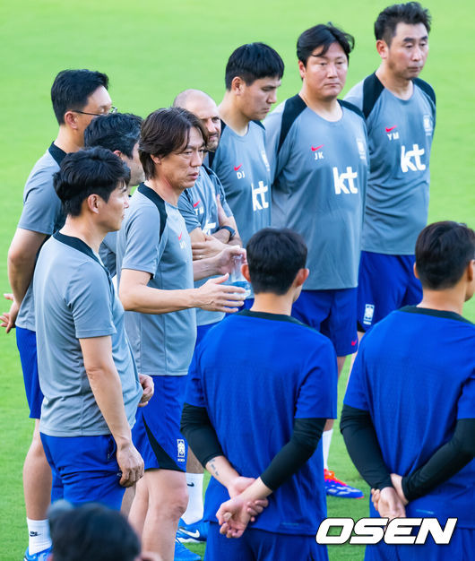 [OSEN=시브(오만) 민경훈 기자] 홍명보 감독이 이끄는 대한민국 축구대표팀 이 7일(현지시간) 오만 알 시브 스타디움에서 훈련을 가졌다.대한민국 축구대표팀은 오는 10일 오만과 2026 국제축구연맹(FIFA) 북중미 월드컵 아시아지역 3차 예선 B조 조별리그 2차전을 갖는다.한국 홍명보 감독이 훈련 전 미팅을 갖고 있다. 2024.09.07 / rumi@osen.co.kr