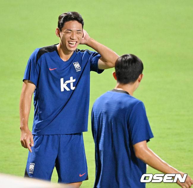 [OSEN=시브(오만) 민경훈 기자] 홍명보 감독이 이끄는 대한민국 축구대표팀 이 7일(현지시간) 오만 알 시브 스타디움에서 훈련을 가졌다.대한민국 축구대표팀은 오는 10일 오만과 2026 국제축구연맹(FIFA) 북중미 월드컵 아시아지역 3차 예선 B조 조별리그 2차전을 갖는다.한국 오세훈이 김민재와 그라운드 위에서 훈련을 하며 미소짓고 있다. 2024.09.07 / rumi@osen.co.kr