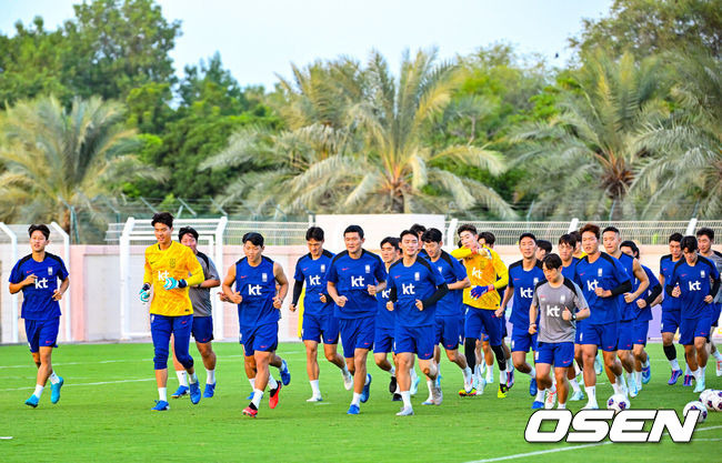 [OSEN=시브(오만) 민경훈 기자] 홍명보 감독이 이끄는 대한민국 축구대표팀 이 8일(현지시간) 오만 알 시브 스타디움에서 훈련을 가졌다.대한민국 축구대표팀은 오는 10일 오만과 2026 국제축구연맹(FIFA) 북중미 월드컵 아시아지역 3차 예선 B조 조별리그 2차전을 갖는다.축구대표팀이 러닝 훈련을 하고 있다. 2024.09.08 / rumi@osen.co.kr