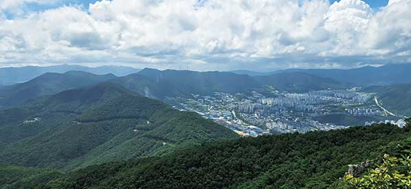 달음산~망월산 종주길. 달음산 아래로 천마산, 함박산, 문래봉, 망월산이 정관신도시를 성곽처럼 빙 둘러싸고 있다.