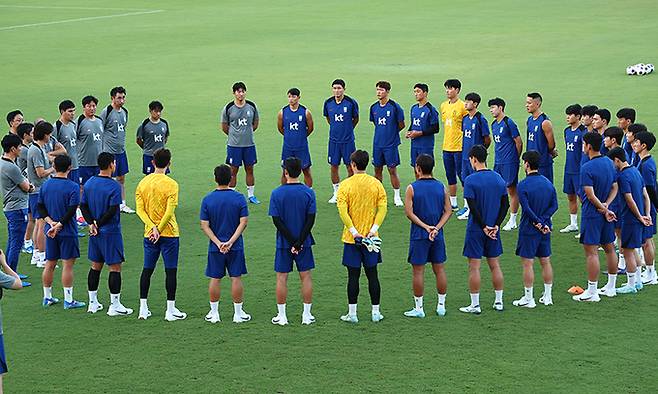 축구 국가대표팀 선수들이 7일 오후(현지시간) 알 시브 스타디움에서 열린 훈련에서 홍명보 감독의 강평을 듣고 있다. 연합뉴스