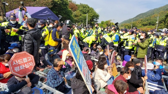 경북 성주 초전면 소성리 진밭교에서 주민과 경찰이 충돌하고 있다. 연합뉴스