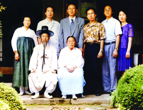 강암 송성용 선생 일가 가족사진.오른쪽에서 두번째가 취석 송하진 전 전북지사.