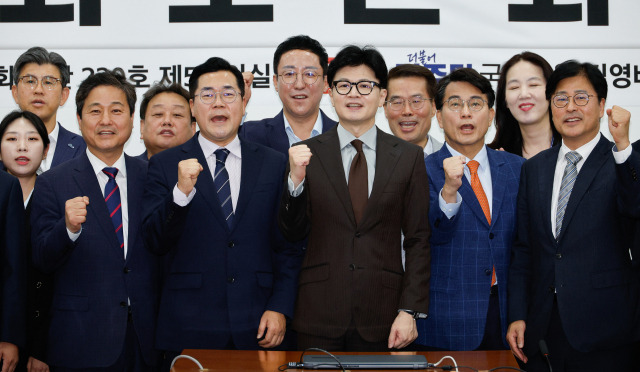 한동훈 국민의힘 대표와 박찬대 더불어민주당 원내대표가 9일 서울 여의도 국회에서 열린 '지역당 부활과 정당정치 활성화를 위한 국회토론회'에 참석해 기념 촬영하고 있다. 앞줄 왼쪽부터 김영배 의원, 박 원내대표, 한 대표, 윤상현 의원, 김종혁 최고위원. 뉴스1