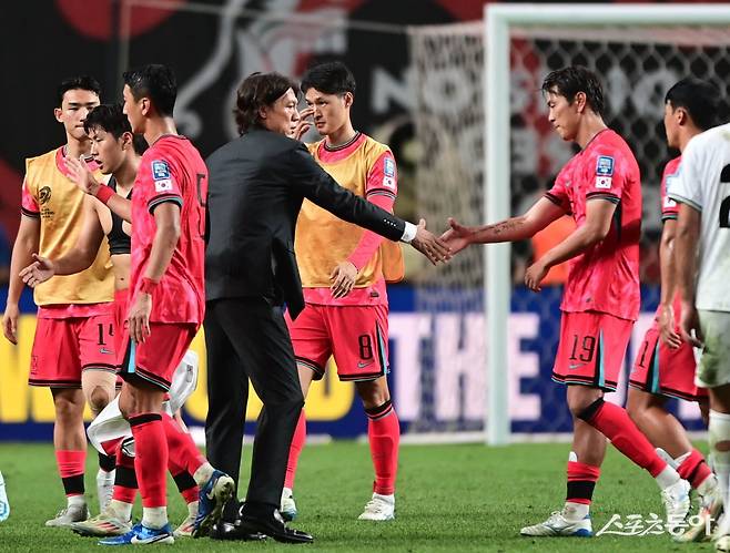 홍명보 축구대표팀 감독이 5일 서울월드컵경기장에서 열린 팔레스타인과 2026북중미월드컵 아시아 최종예선 B조 1차전을 0-0으로 마친 뒤 허탈해하는 선수들을 격려하고 있다. 상암｜주현희 기자 teth1147@donga.com