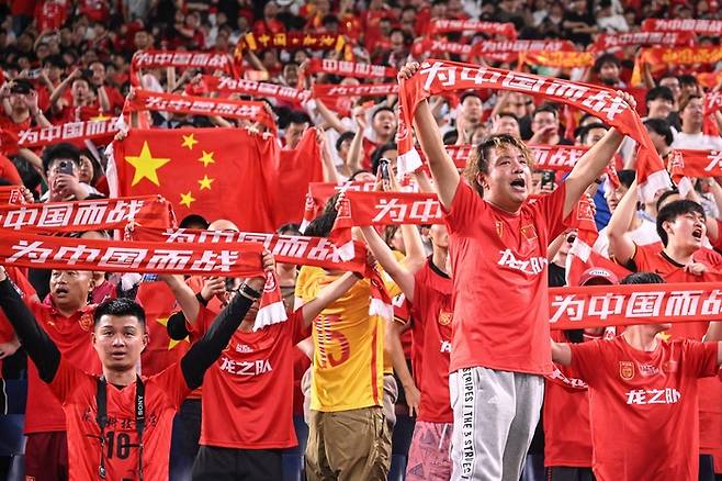 중국 축구팬들이 지난 5일 일본 사이타마스타디움에서 열린 2026 북중미월드컵 아시아3차예선 일본전에서 선수들을 뜨겁게 응원하고 있다. AFP연합뉴스