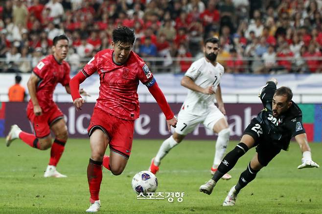 한국 축구대표팀 손흥민이 5일 서울월드컵경기장에서 열린 2026 북중미 월드컵 아시아 3차 예선 B조 1차전 팔레스타인과의 경기에서 돌파하고 있다. 2024.09.05 문재원 기자