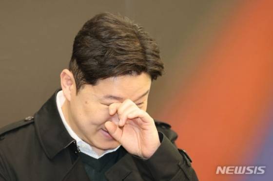 진종오가 지난 3월 서울 성동구 브리온 성수에서 열린 은퇴식에서 헌정 영상을 시청한 뒤 눈물을 닦고 있다. /사진=뉴시스