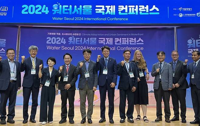 2024 워터서울 국제 컨퍼런스 (서울=연합뉴스) 최윤선 기자 = 지난 6일 서울 서대문구청에서 열린 '2024 워터서울 국제 컨퍼런스'에 참석한 관계자들이 기념사진을 촬영하고 있다. ysc@yna.co.kr