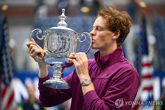 우승 트로피에 키스하는 신네르 [AFP=연합뉴스]