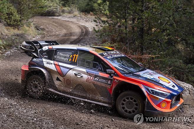 현대차 월드랠리팀, 2024 WRC 그리스 랠리 석권 (서울=연합뉴스) 현대차가 지난 5일부터 8일(현지시간)까지 그리스 라미아에서 열린 '2024 WRC(World Rally Championship)' 시즌 10라운드에서 현대차 월드랠리팀 참가선수 전원이 1, 2, 3위를 석권하는 트리플 포디움을 달성했다고 9일 밝혔다. 사진은 2024 WRC 그리스 랠리에서 질주하는 현대 월드랠리팀 'i20 N Rally1 하이브리드' 경주차. 2024.9.9 [현대차·기아 제공. 재판매 및 DB 금지] photo@yna.co.kr