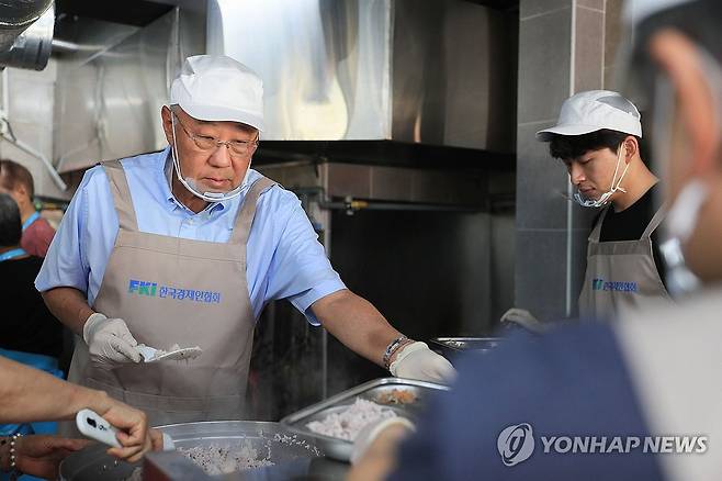 배식 봉사활동 하는 류진 한경협 회장 (서울=연합뉴스) 류진 한국경제인협회 회장을 비롯한 임직원 20여명이 9일 서울 영등포에 있는 무료급식소 '토마스의 집'을 찾아 배식 봉사활동을 하고 있다. 2024.9.9 [한국경제인협회 제공. 재판매 및 DB 금지] photo@yna.co.kr