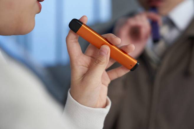 전자담배를 피우는 사람은 흡연자와 비슷한 체력 수준을 보인다는 연구 결과가 나왔다. [사진=게티이미지뱅크]
