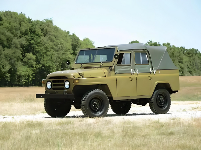 오리지널 BJ212. 군용 전술차로 이용된 후 민간용 SUV로 판매됐다.