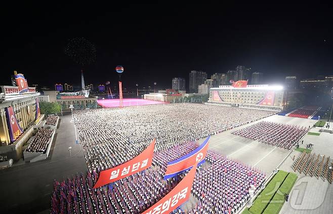 (평양 노동신문=뉴스1) = 북한 노동당 기관지 노동신문은 9일 조선민주주의인민공화국 창건(정부수립일) 76돌 경축집회 및 야회가 김일성광장에서 진행됐다고 보도했다. 김덕훈·최룡해를 비롯한 당과 정 간부들과 전국 각지 노력혁신자, 공로자들이 주석단에 올랐다. 재일본조선인 축하단을 비롯한 해외동포들, 북한 주재 외교대표들, 성·중앙기관·무력기관 일꾼들, 공장·기업소 공로자들, 혁명학원 교직원·학생들이 초대석에 자리했다. [국내에서만 사용가능. 재배포 금지. DB 금지. For Use Only in the Republic of Korea. Redistribution Prohibited] rodongphoto@news1.kr