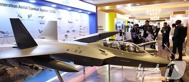 서울 중구 롯데호텔에서 9일 열린 REAIM 고위급회의를 찾은 참가자들이 회의장 앞 한국항공우주산업(KAI) 부스를 둘러보고 있다. /뉴스1 ⓒ News1 박지혜 기자