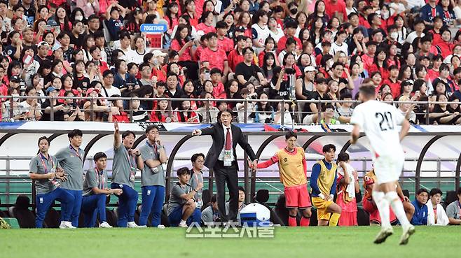 대한민국 축구대표팀 홍명보 감독(가운뎨이 5일 서울월드컵경기장에서 열린 2026 북중미 월드컵 아시아지역 3차 예선 팔레스타인과 경기 후반 추가시간에 선수들을 독려하고 있다. 2024. 9. 5.  상암 | 박진업 기자 upandup@sportsseoul.com