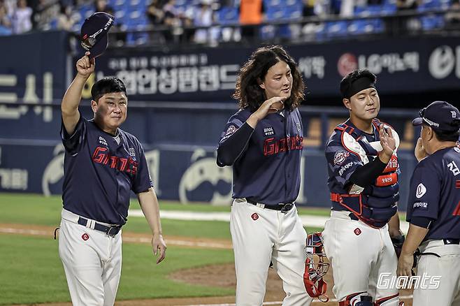 롯데 김태형 감독이 10일 잠실 LG전에서 승리한 후 팬 환호에 고마움을 전하고 있다. 사진 | 롯데 자이언츠