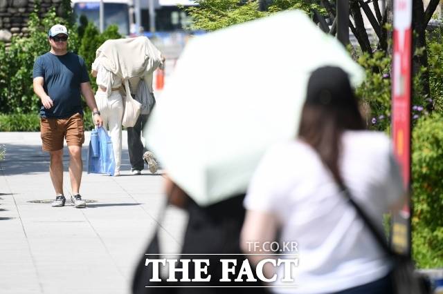 화요일인 10일 전국은 대체로 맑은 가운데 제주도는 오후부터 흐려지겠다. /남윤호 기자