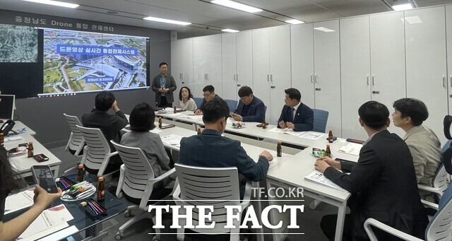 전국 최초 구축한 드론 영상 실시간 통합 관제 시스템이 전국적 주목을 받고 있는 가운데 대구광역시 북구 의회 공무원들이 드론 활용 시책 기술 등을 전수 받고 있다. /충남도