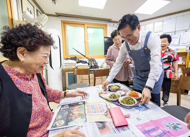 진교훈 서울 강서구청장(오른쪽)이 추석을 맞아 등촌경로당을 방문해 어르신들의 점심 배식을 돕고 있다. 강서구 제공.