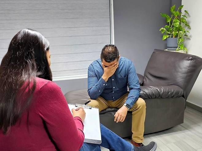 정신과를 찾는 사람들중에는 자책감이나 죄책감, 수치심에 따른 어려움을 호소하는 이들이 많다.  /셔터스톡