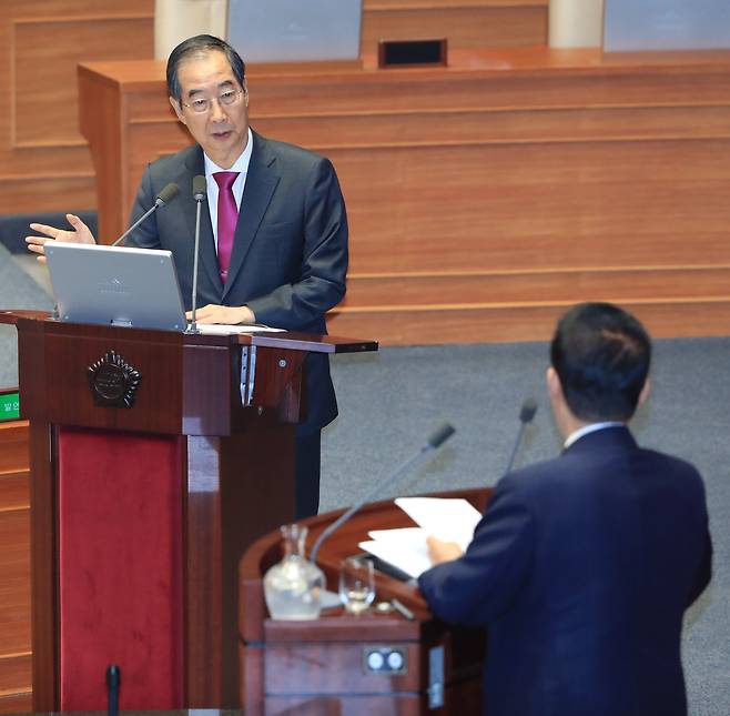 9일 오후 서울 여의도 국회 본회의장에서 열린 대정부질문에서 더불어민주당 박지원 의원이 한덕수 국무총리에게 질의하고 있다. / 장련성 기자