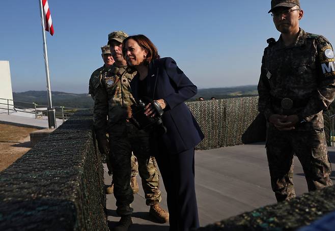 카멀라 해리스 미국 부통령이 2022년 비무장지대(DMZ)에서 북한을 바라보는 군사 작전 초소에서 군 장병들로부터 브리핑을 받고 있다. /로이터연합뉴스