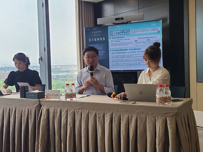 지난 3일 레이 장 알리익스프레스 코리아 대표(가운데)가 중국 항저우시 알리바바 본사에서 한국 사업 목표에 대해 발표하고 있다. /최효정 기자