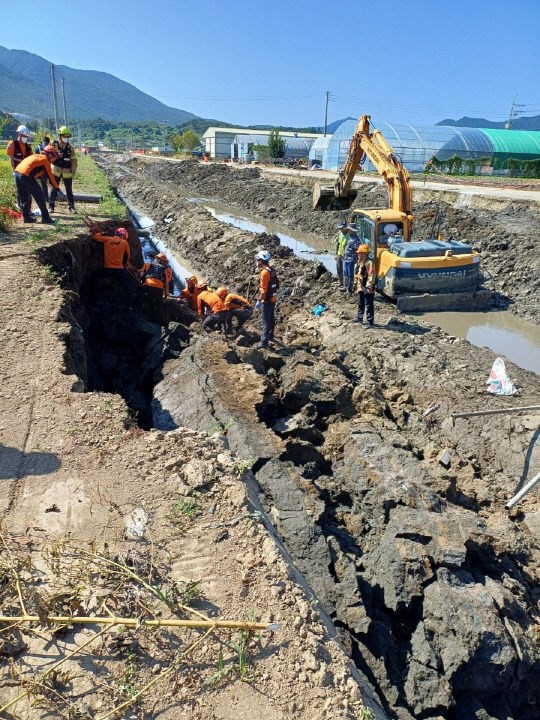 10일 오전 9시 44분쯤 충북 괴산군 칠성면의 한 하천 정비공사 현장에서 일용직 노동자 A(80대)씨가 토사에 매몰돼 숨졌다. 괴산소방서