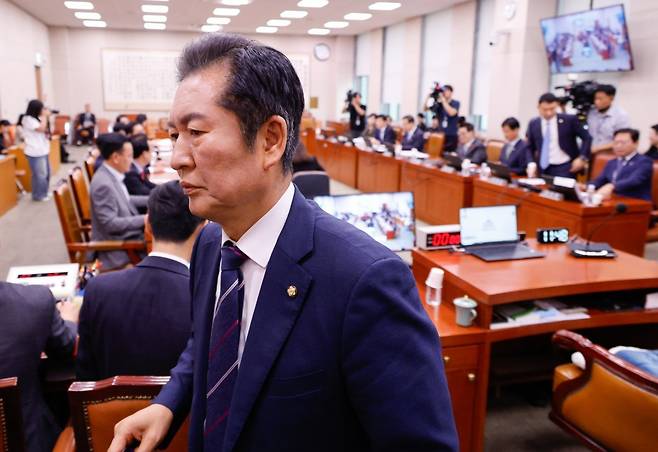 국회 법제사법위원회 정청래 위원장이 5일 국회에서 열린 법사위 3차 전체 회의에서 기자회견 중 자신을 ‘빌런(악당) 정청래’라고 발언한 국민의힘 의원들의 사과를 요구하며 정회를 선언, 퇴장하고 있다.  뉴스1