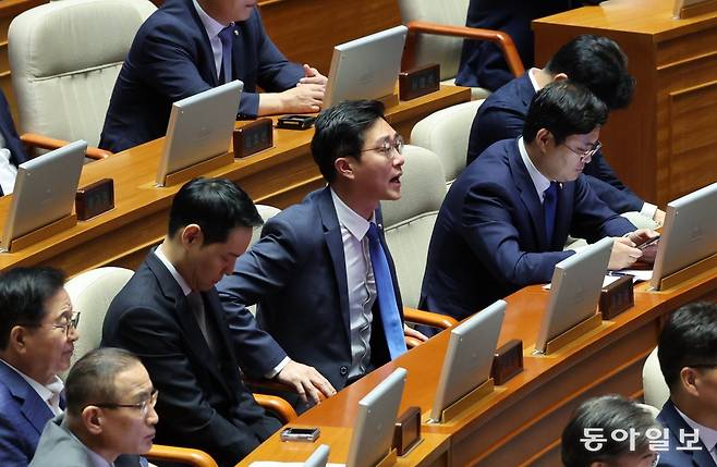 국민의힘 추경호 원내대표가 5일 오전 국회 본회의장에서 교섭단체 대표 연설을 하는 가운데 더불어민주당 의원들이 고성과 야유를 보내는 모습. 장승윤 기자 tomato99@donga.com