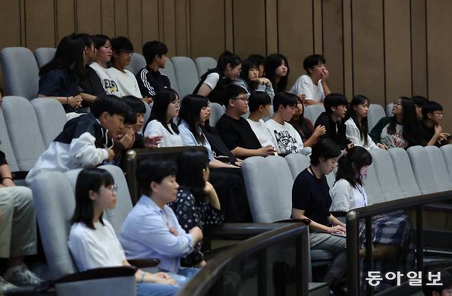 5일 국회 본회의장 방청 객석에서 국민의힘 추경호 원내대표의 교섭단체 연설을 학생들이 지켜보고 있다. 장승윤 기자 tomato99@donga.com