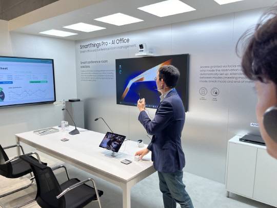 박찬우 삼성전자 B2B통합오퍼링센터 부사장이 7일(현지시간) 독일 베를린 IFA 2024 삼성전자 부스에서 AI오피스를 설명하고 있다. 공동취재기자단