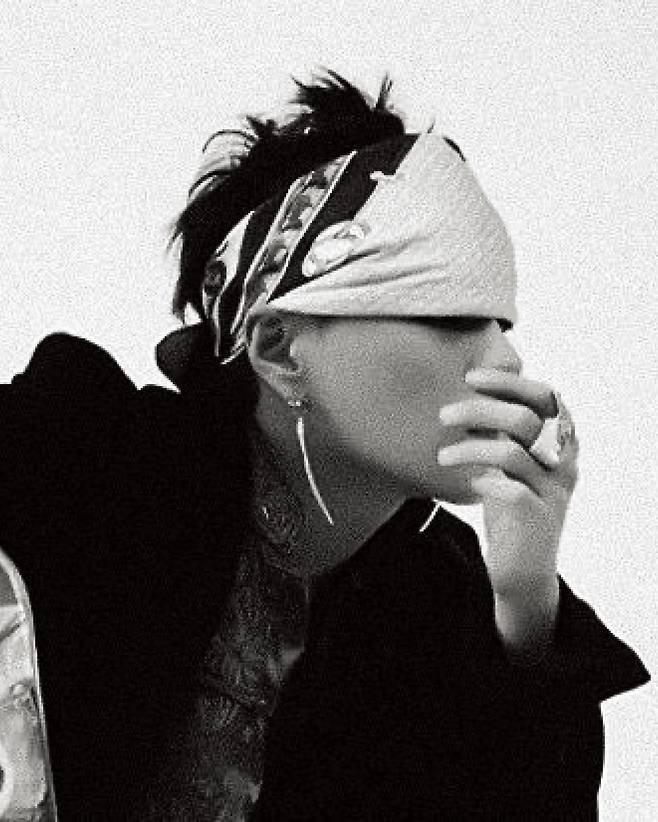 채널에 게시된 AI 음성복제 커버곡 중 ‘Super Shy’ 영상의 섬네일. 2 유튜브 채널 〈꼬깃꼬깃〉을 대표하는 프로필 이미지. 운영자의 최애 ‘딘’의 얼굴이다. 3 걸그룹 에스파의 ‘Supernova’ 뮤직비디오에는 AI를 활용한 장면이 등장한다. 멈춰있는 멤버들의 사진에서 입만 움직이는 방식.