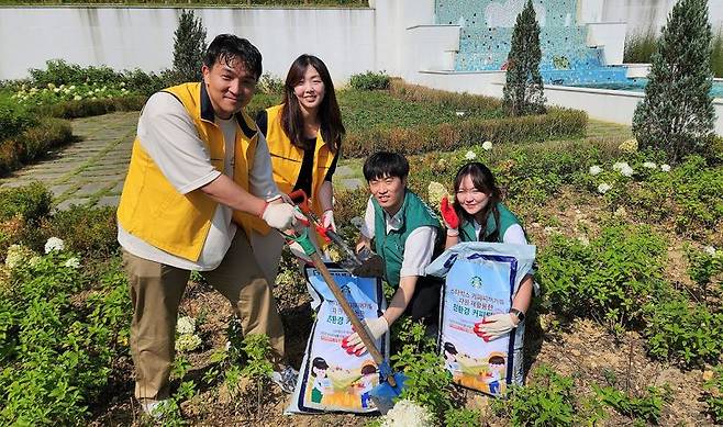 스타벅스와 한국관광공사 임직원들이 10일 강원도 원주시에 위치한 간현관광지 소금산 그랜드밸리 내 하늘정원에서 커피 퇴비 뿌리기 봉사를 진행하고 있다. 스타벅스 제공